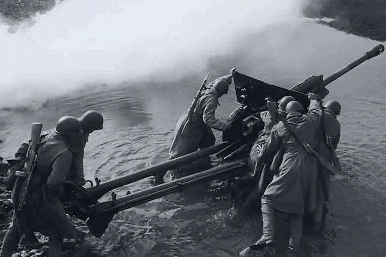 Заглавное фото. Бойцы 2-го белорусского фронта переправляют орудие через Одер