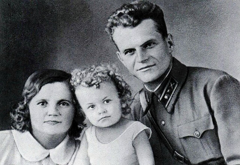 Заглавное фото. Капитан Иван Криклий с семьёй. Довоенное фото