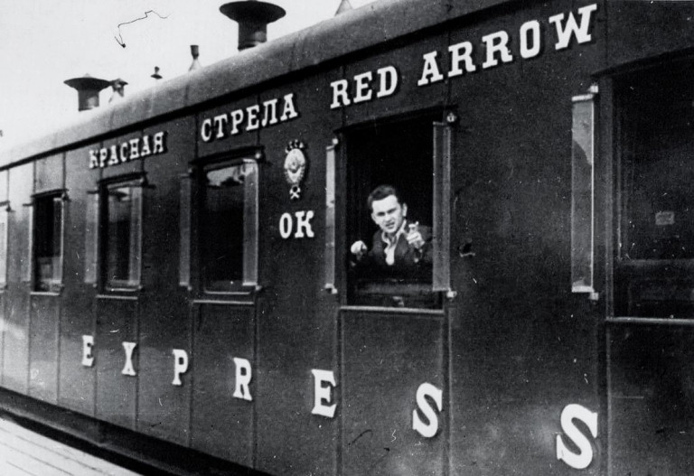 Заглавное фото. Первые вагоны фирменного поезда «Красная стрела»