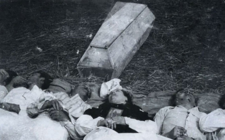 Заглавное фото. Поляки, убитые в селе Холопече в июле 1943 года. Фото, принадлежащее Терезе Радзишевской.