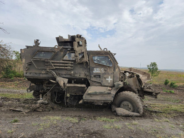 На заглавном фото: Уничтоженый в Донецкой Народной Республике украинский MRAP M1224 International MaxxPro американского производства, пишет Телеграм-канал Dambiev