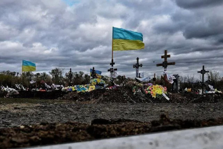 На заглавном фото: В ноябре украинские паблики облетели видео о новом "поле захоронений" военнослужащих ВСУ под Краматорском... Именно от этой судьбы уезжают и увозят своих детей оставшиеся жители "незалежной". Именно такую судьбу определили им те, кто призывает завалить фронт "мясом" и те, кто реализует сценарии повальной мобилизации