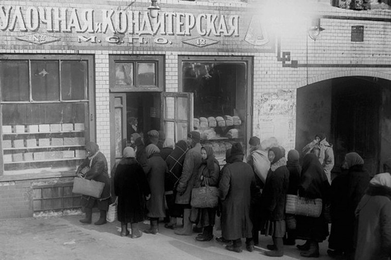 Заглавное фото. Советские граждане в очереди у продовольственного магазина