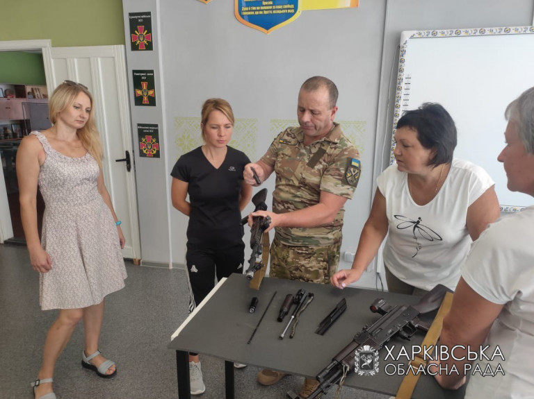 Заглавное фото: Будущих диверсанток учат обращаться с оружием