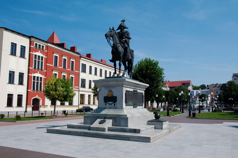 Заглавная иллюстрация. Памятник Барклаю де Толли в городе Черняховске