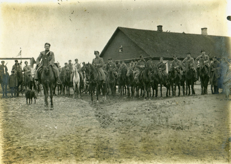Заглавное фото. Атаман Булак-Балахович со своим отрядом охранения
