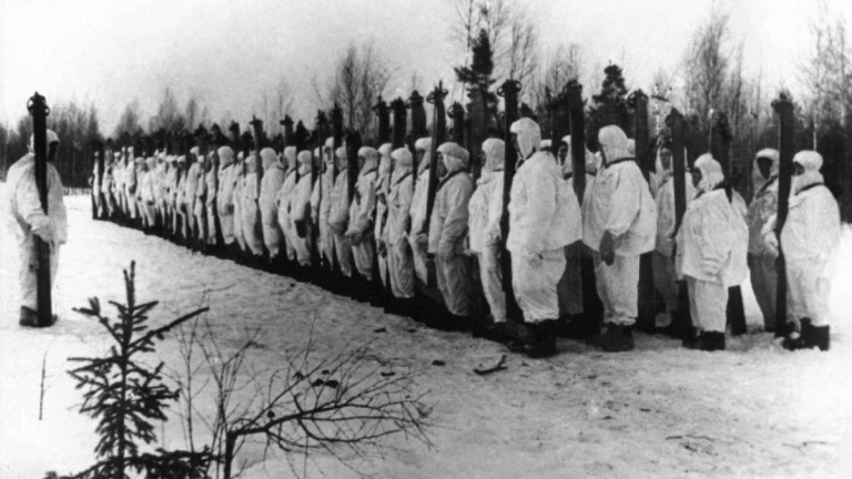 Заглавное фото. Бойцы Маргелова перед началом ноябрьского десанта 1941 года