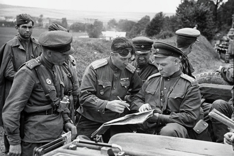 Заглавное фото. Генерал Лелюшенко среди бойцов 4-й танковой армии