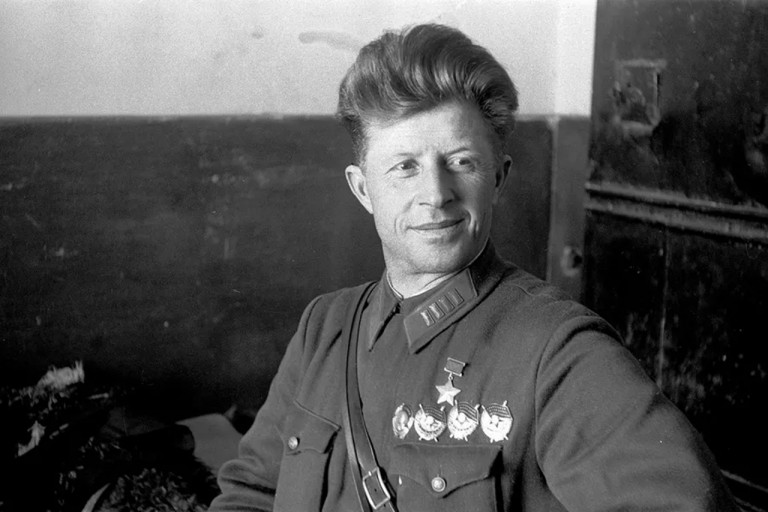 Заглавное фото. Герой обороны Сталинграда генерал Александр Родимцев