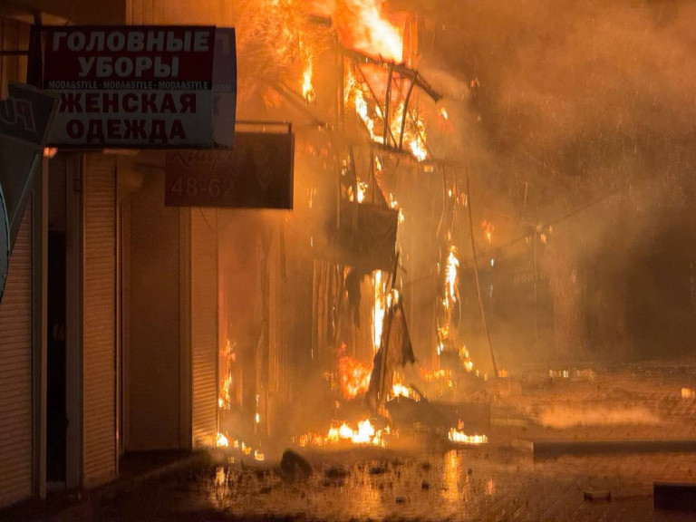 На заглавном фото: Пожар на рынке «Сокол» в Ворошиловском районе Донецка, спровоцированный атакой ВСУ дальнобойными ракетами натовского производства.