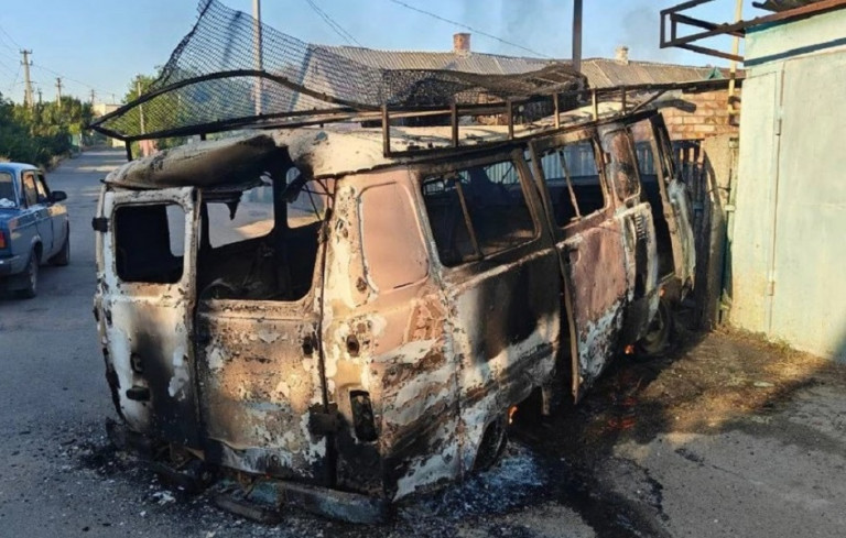 На заглавном фото: Автомобиль скорой помощи в Пологах Запорожской области, по которому ВСУ нанесли удар с беспилотника