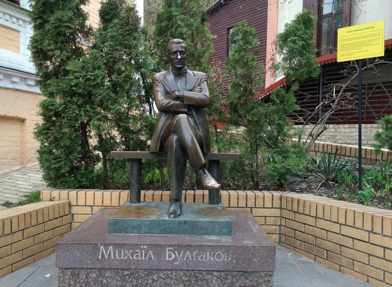 Заголовне фото: Пам’ятник Михайлу Булгакову в Києві