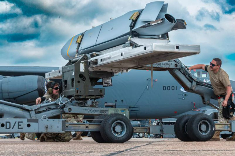 Заглавное фото: Загрузка ракеты JASSM на бот стратегического бомбардировщика В-52Н ВВС США. Фото U.S. Air Force / Airman 1st Class Aaron Hill.