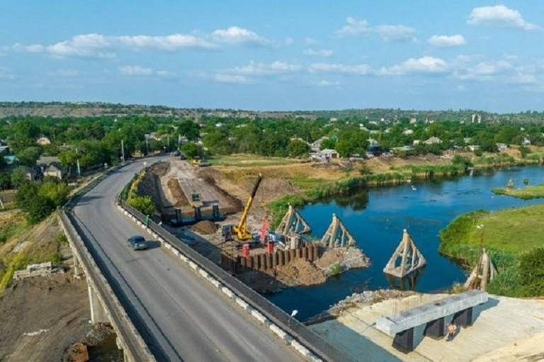 Заглавное фото: Строительство моста через реку Кальмиус в ДНР.