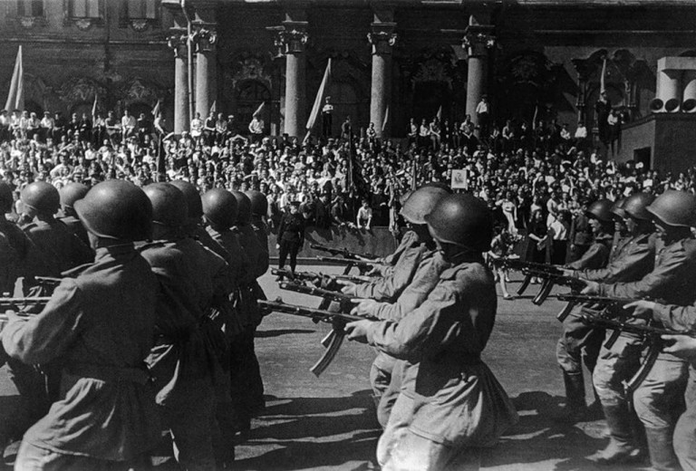 Заглавное фото. Бойцы 30-го гвардейского корпуса маршируют вдоль рядов ликующих ленинградцев