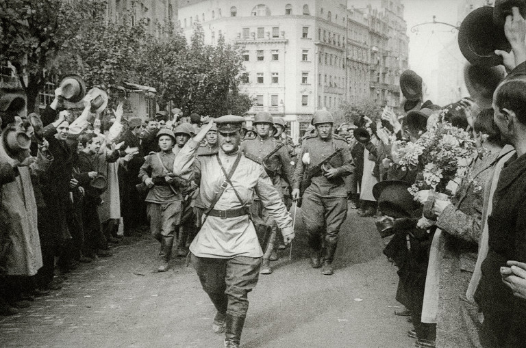Заглавное фото. Белградцы приветствуют бойцов роты связи 30-го гвардейского воздушно-десантного стрелкового полка