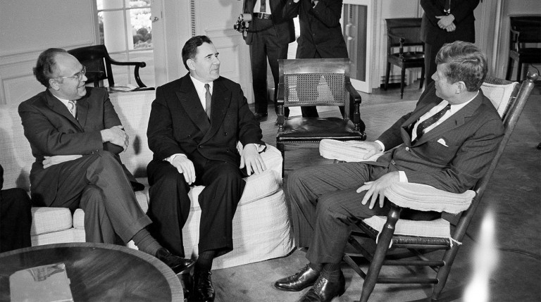Заглавное фото. Президент США Джон Кеннеди (справа) с министром иностранных дел СССР Андреем Громыко и послом СССР в США Анатолием Добрыниным во время встречи в Белом доме, 18 октября 1962 года