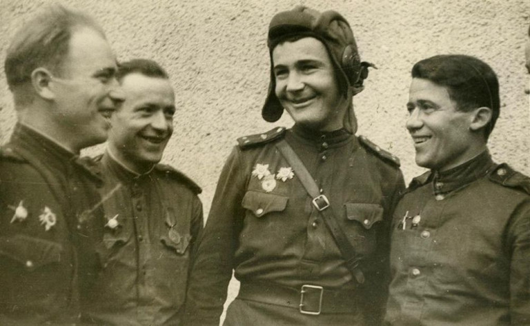 Гвардии лейтенант Александр Космодемьянский (в центре) среди боевых товарищей