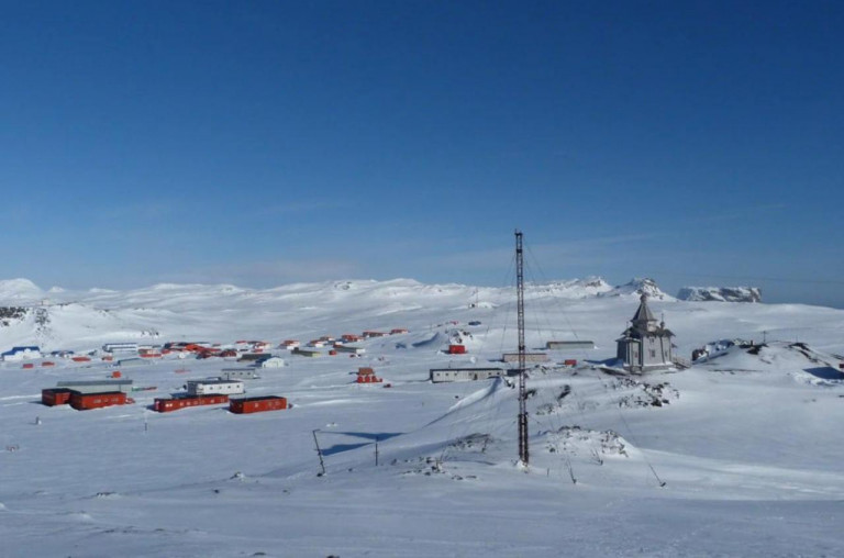 Заглавное фото. Полярная станция «Беллинсгаузен» на современной фотографии