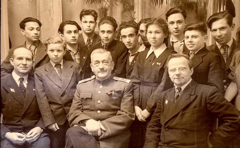 Заглавное фото. Генерал Игнатьев (в центре) со слушателями лекции в Москве