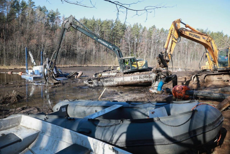 На заглавном фото: Бронемашину США достают из литовского болота