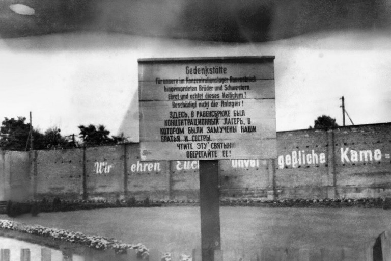 Заглавное фото. Первая памятная табличка, установленная в концлагере Равенсбрюк