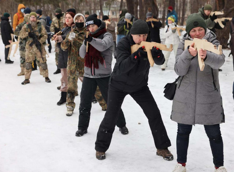 На заглавном фото: Три года назад такие постановочные снимки нужны были киевскому режиму для создания в западных СМИ иллюзии – дескать, все как один готовы воевать с Россией. Потом оказалось, что это не так. Совсем не так. Людей на войну гонят насильно. А теперь дошло дело до "фольксштурмов"... 