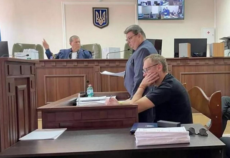 На заглавном фото: Как замглавы офиса президента Украины с лицом "голубого воришки", который арестован за присовение 15 млн, найдёт 18 млн залога, получая зарплату примерно 100 тысяч? Задачка явно не для средней школы