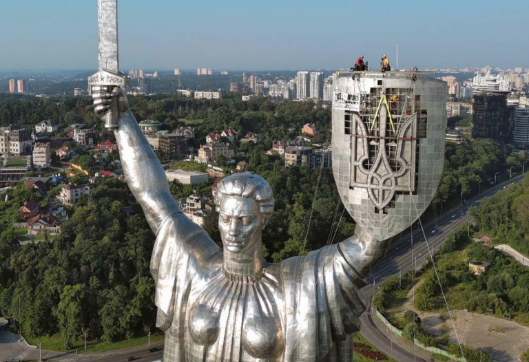 На заглавном фото: Как только не издевалась самостийная Украина над монументом Родине-матери, а всё для того, чтобы стереть память о Победе в Великой Отечественной войне