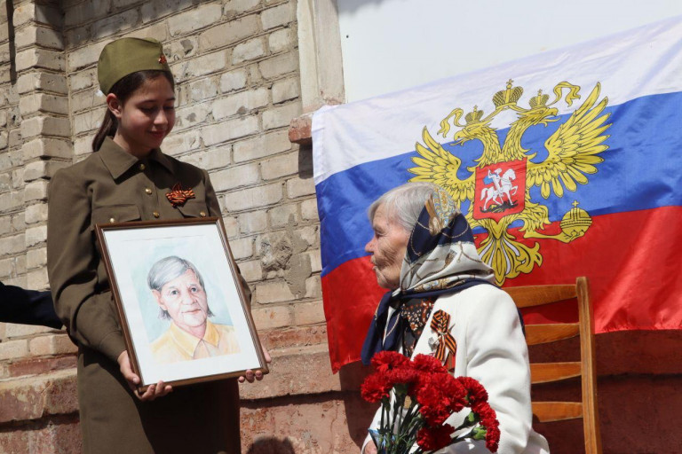 На заглавном фото: Северодонецк, ЛНР, встреча поколений в День Победы