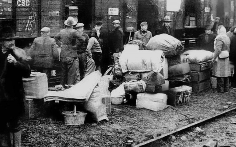 Заглавное фото. Бывших «лесных братьев» и их семьи сажают в вагон для отправки в Сибирь