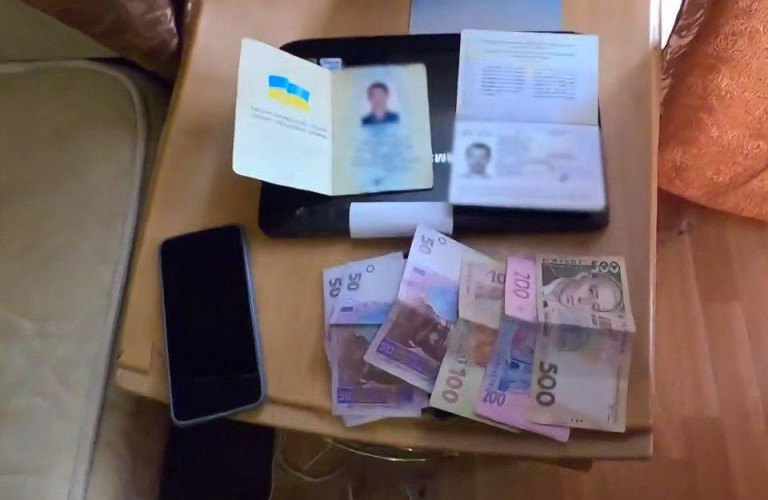 На заглавном фото:  Момент проведения обыска в квартире украинского диверсанта-подрывника