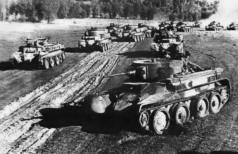 Заглавное фото. Советские танки идут в наступление под Дубно