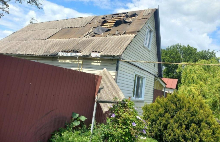 На заглавном фото: Жилой дом, пострадавший от атаки дрона в селе Новостроевка Первая Грайворонского округа Курской области