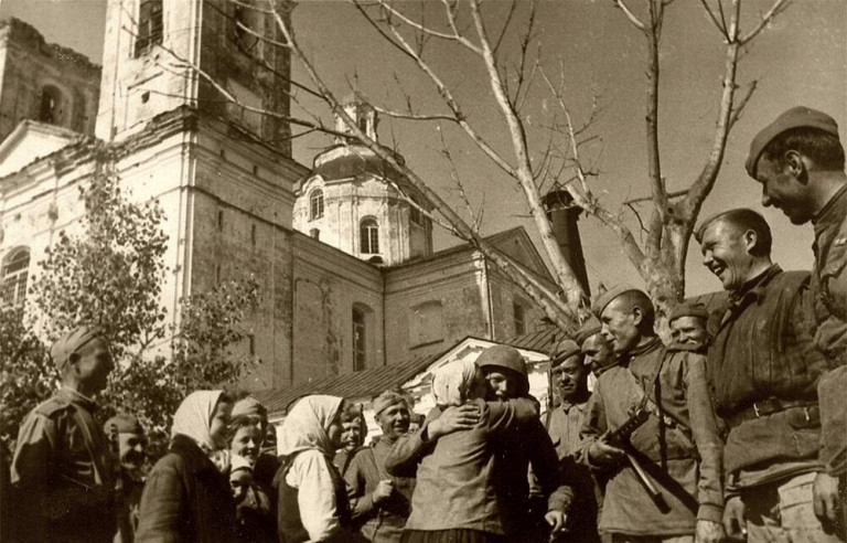 Заглавное фото. Местные жители радостно приветствуют советских солдат в Полоцке