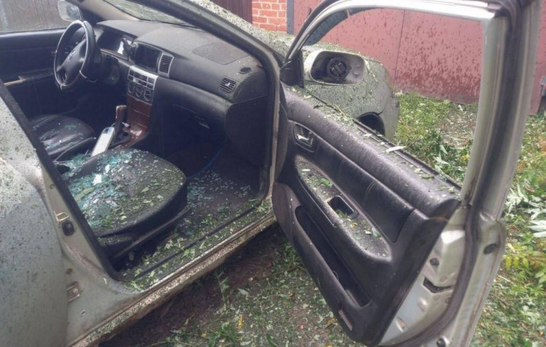 На заглавном фото: Автомобиль, повреждённый украинским беспилотником в населённом пункте Шебекино Белгородской области во время недавнего обстрела  