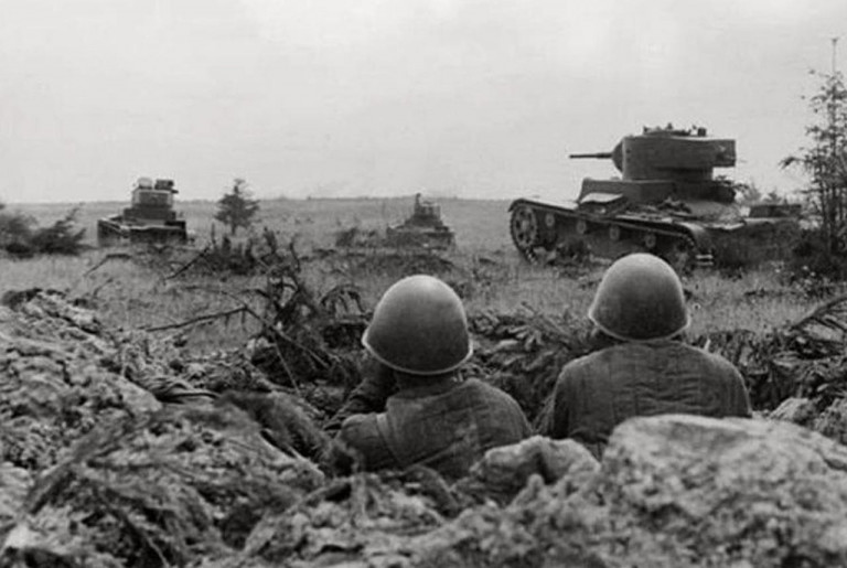 Вскоре началась кровавая Московская битва, закончившаяся большим поражением сил вермахта на центральном направлении.