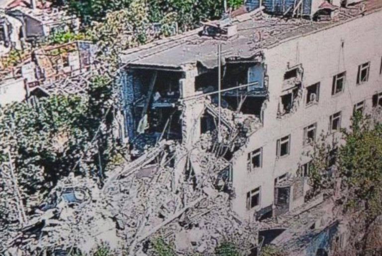 На заглавном фото: Дом в Алешках Херсонской области, по которому террористы ВСУ ударили двумя авиабомбами.