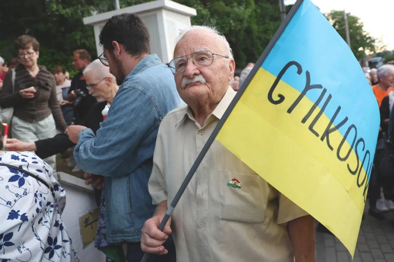 Заглавное фото: Митинг в Будапеште, на украинском флаге надпись «Убийцы».