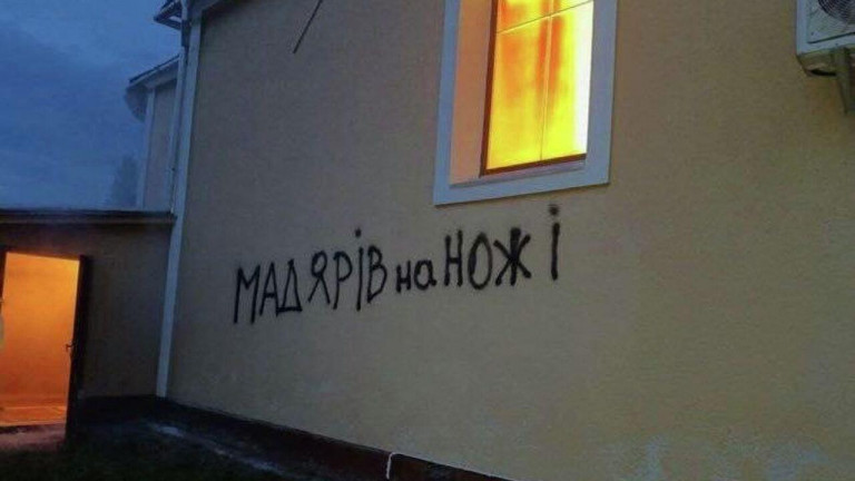 Заглавное фото: Горящая церковь венгерской общины в селе Паладь-Комаровцы на Закарпатье