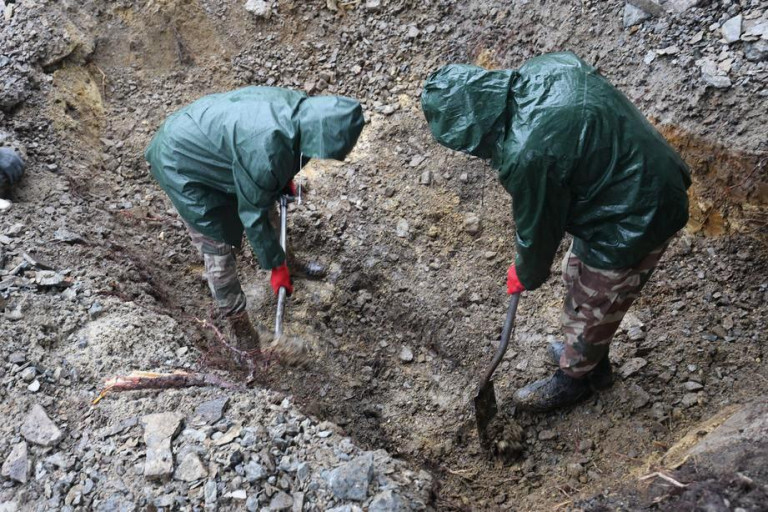 На заглавном фото: Львовские гробокопатели, уничтожающие захоронения на Холме Славы