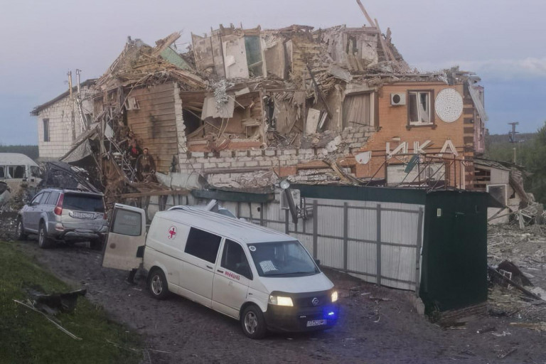 На заглавном фото: Последствия удара ВСУ по Рыльску в Курской области