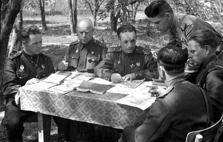 Заглавное фото. Генерал-майор Б.Н.Аршинцев (в центре) с командирами 11-го гвардейского стрелкового корпуса