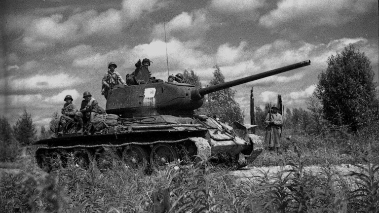Заглавное фото. Экипаж танка Т-34 младшего лейтенанта Казакова обеспечивает продвижение пехоты на позиции японцев