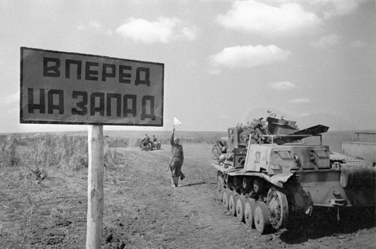 Заглавное фото. Щит с надписью «Вперед на Запад» на одной из фронтовых дорог Донецкой области