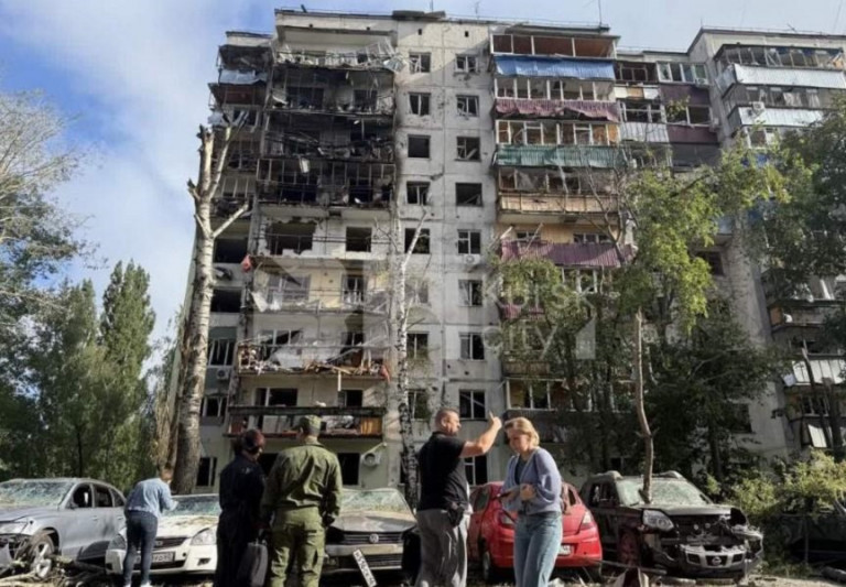 На заглавном фото: Последствия удара ВСУ по многоэтажному дому в Курске.