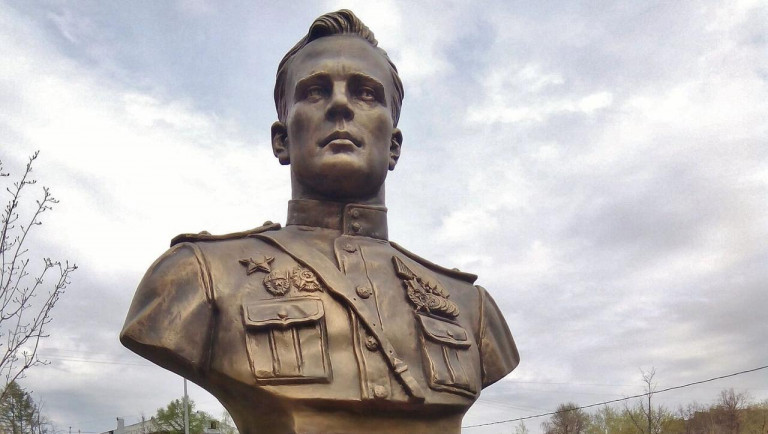 Заглавное фото. Бюст А.П.Береста на территории школы № 1494 в Москве