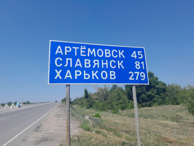 На заглавном фото: Указатель в ДНР, Артёмовск (бывший Бахмут) уже освобождён
