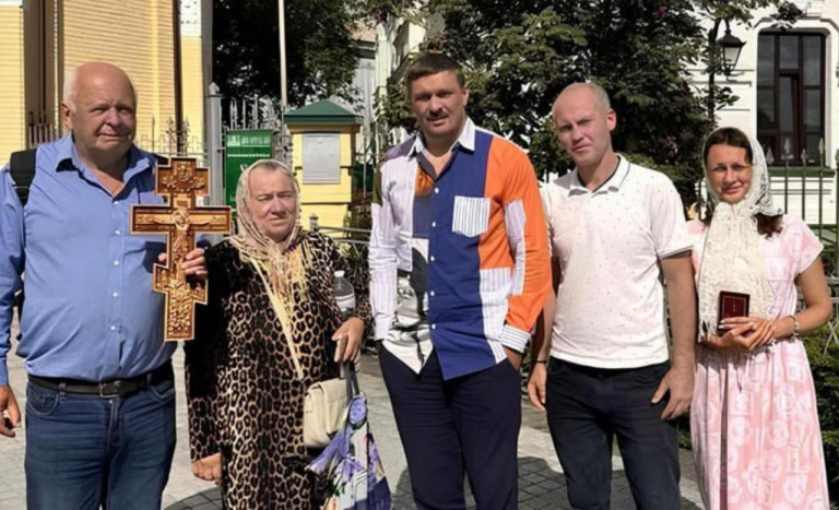 На заглавном фото: Боксёр Александр Усик пришёл поддержать участников молитвенного стояния под Киево-Печерской лаврой. Об этом сообщила украинская правозащитница Виктория Кохановская, она же опубликовала фото