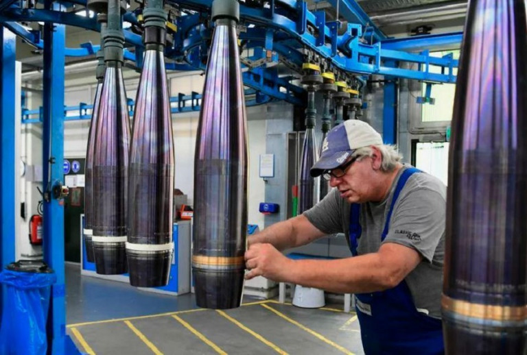 Заглавное фото: Производство снарядов на оборонном заводе немецкого концерна Rheinmetall в Германии.
